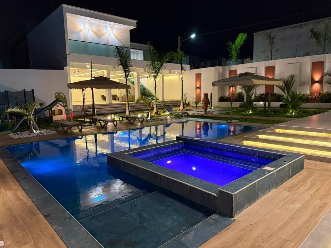 Bassin avec jacuzzi intégré